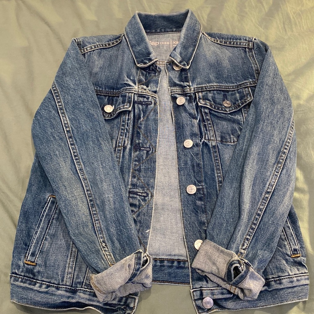 Stylish dark blue iconic jean jacket!